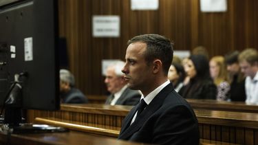 americateve | Oscar Pistorius durante la audiencia del jueves 16 de abril de 2014 del juicio que se sigue en su contra por el homicidio de su novia Reeva Steenkamp. (Foto de AP/Gianluigi Guercia)