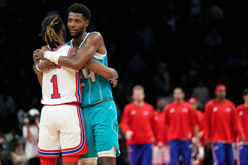 Brandon Miller, de los Hornets de Charlotte, abraza a Keon Ellis, de los Nets de Brooklyn, tras el partido del miércoles 21 de octubre de 2026 (AP Foto/Seth Wenig)