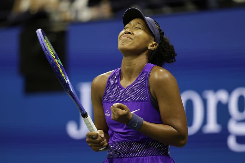 La japonesa Naomi Osaka festeja tras imponerse a la checa Karolina Muchova en los cuartos de final del Abierto de Estados Unidos, el miércoles 3 de septiembre de 2025 (AP Foto/Adam Hunger)