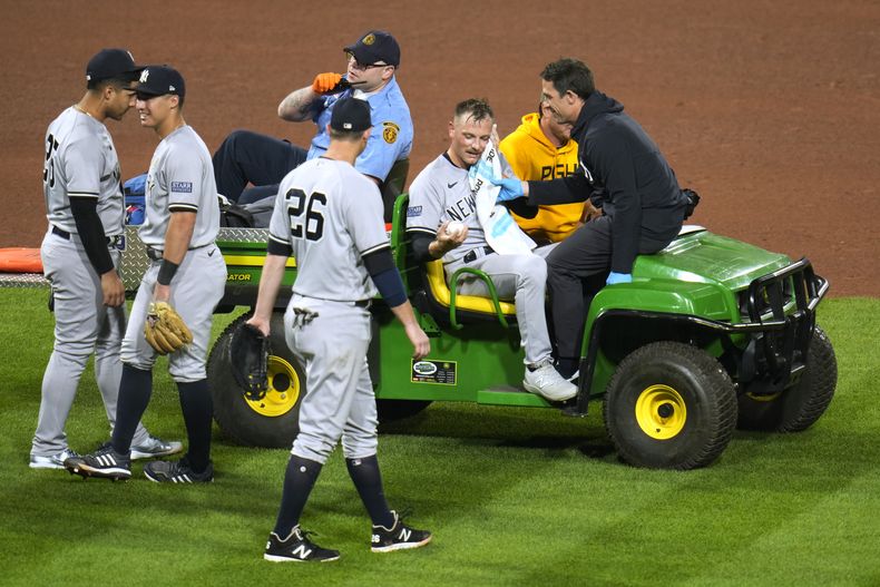 El relevista de los Yanquis de Nueva York Anthony Misiewicz es retirado lesionado del terreno de juego en la sexta entrada del partido ante los Piratas de Pittsburgh, en Pittsburgh. Viernes 15 de septiembre de 2023. (AP Foto/Gene J. Puskar)