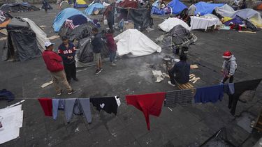 Migrantes acampan en tiendas de campaña frente a la Iglesia de la Santa Cruz y La Soledad en Ciudad de México, martes 26 de diciembre de 2023. (AP Foto/Marco Ugarte)