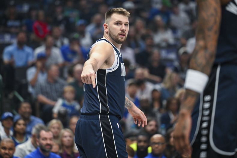 Luka Doncic, base esloveno de los Mavericks de Dallas, da indicaciones en el partido del jueves 24 de octubre de 2024 ante los Spurs de San Antonio (AP Foto/Albert Pena)