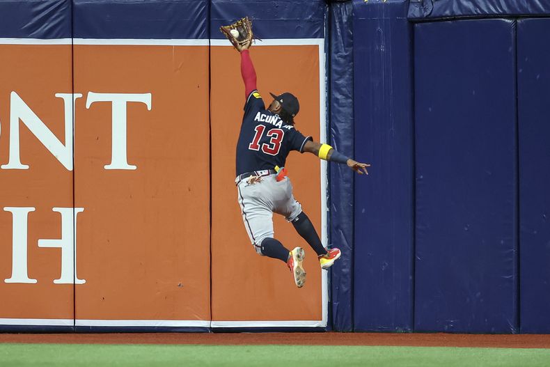 ARCHIVO - El jardinero derecho Ronald Acuña Jr., de los Bravos de Atlanta, atrapa un elevado de Luke Raley de los Rays de Tampa Bay, el domingo 9 de julio de 2023, en St. Petersburg, Florida. (AP Foto/Mike Carlson)
