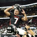 Falcons sacan triunfo de 37-34 ante Panthers en tiempo extra