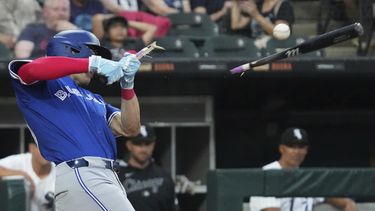 Joey Loperfido de los Azulejos de Toronto rompe su bate al batear para un out forzado durante la tercera entrada de un partido de béisbol contra los Medias Blancas de Chicago en Chicago, el martes 8 de julio de 2025. (AP Photo/Nam Y. Huh)