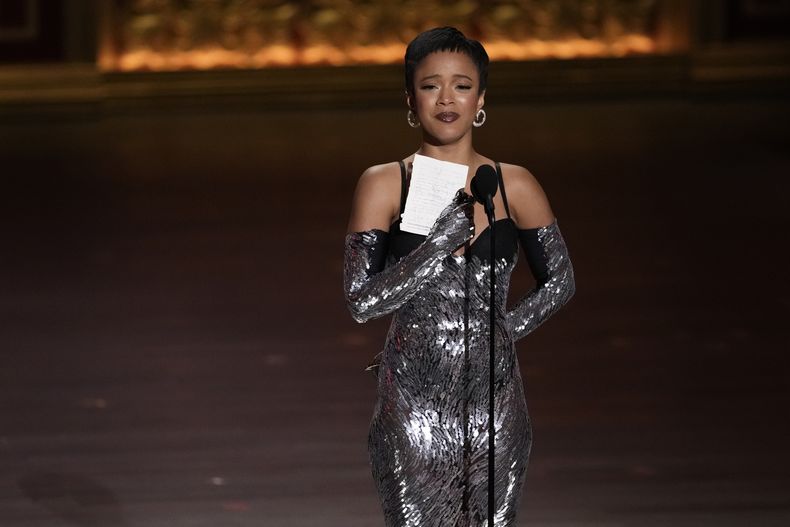 Maleah Joi Moon recibe el premio a mejor actriz en un musical por Hells Kitchen en la 77a entrega de los Premios Tony el domingo 16 de junio de 2024, en Nueva York. (Foto Charles Sykes/Invision/AP)