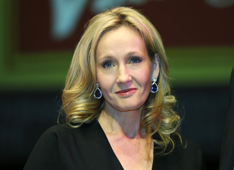 ARCHIVO - En esta foto de archivo del 27 de septiembre de 2012, la autora brit&aacute;nica J.K. Rowling posa para la foto en Londres. J.K. Rowling ha vuelto con una novela protagonizada por un escritor cuya pluma mordaz podr&iacute;a haber ocasionado un a