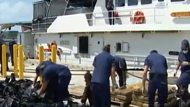 americateve | La guardia costera incautó mas de 3 millones de dólares en drogas en el Caribe. Al menos 2,100 libras de marihuana y 35 kilogramos de cocaína en dos cargamentos separados.