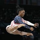 La estadounidense Simone Biles realiza su rutina en la viga de equilibrio en los Juegos Olímpicos de París, el martes 30 de julio de 2024 (AP Foto/Francisco Seco)