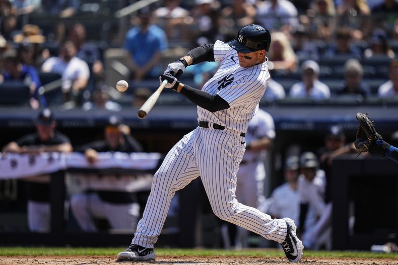 Anthony Rizzo conecta un jonrón para los Yanquis de Nueva York ante los Reales de Kansas City, el domingo 23 de julio de 2023, en Nueva York. (AP Foto/Frank Franklin II)