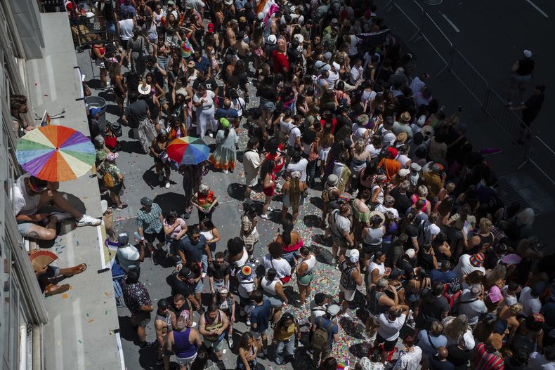 Personas observan el Desfile del Orgullo, el domingo 29 de junio de 2025, en Nueva York. (AP Foto/Olga Fedorova)