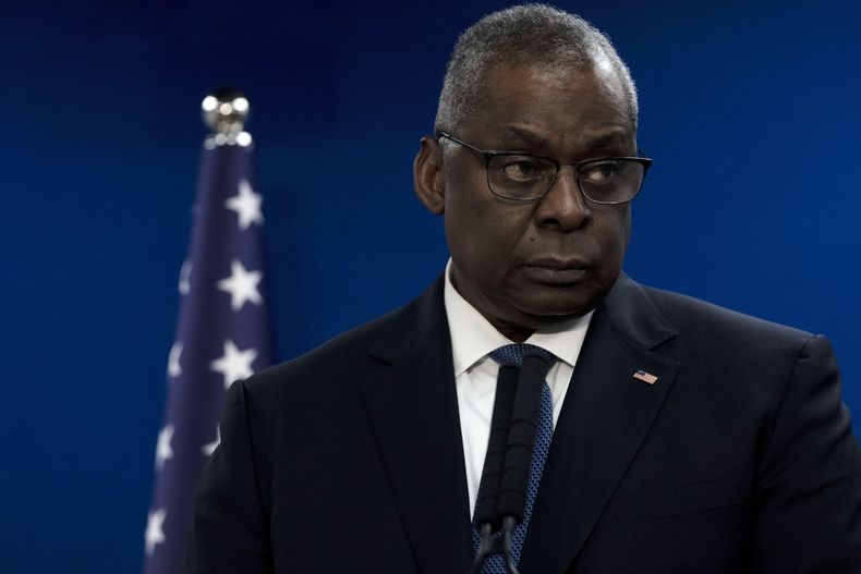El secretario de Defensa de Estados Unidos, Lloyd Austin, durante una conferencia de prensa conjunta con su homólogo israelí Yoav Gallant tras una reunión en Tel Aviv, Israel, el lunes 18 de diciembre de 2023. (AP Foto/ Maya Alleruzzo)