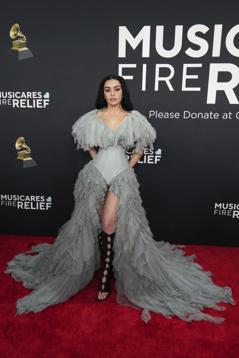 Charlie XCX llega a la 67a entrega anual de los premios Grammy el domingo 2 de febrero de 2025 en Los Ángeles. (Foto Jordan Strauss/Invision/AP)