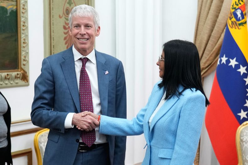 La presidenta encargada de Venezuela, Delcy Rodríguez, saluda al secretario de Energía de Estados Unidos, Chris Wright, en el palacio presidencial de Miraflores, en Caracas, Venezuela, el miércoles 11 de febrero de 2026. (Foto AP/Ariana Cubillos)