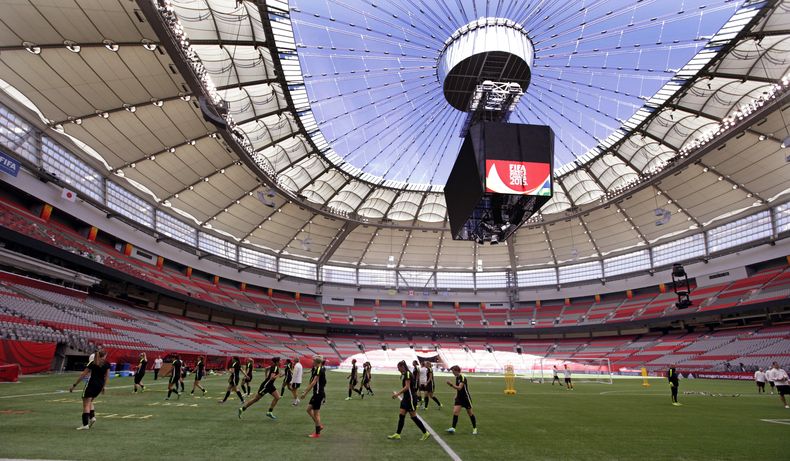 ARCHIVO - Las jugadoras de Estados Unidos durante un entrenamiento previo a la final del Mundial femenino, en el estadio BC Place en Vancouver, Canadá, el sábado 4 de julio de 2015. (AP Foto/Elaine Thompson)