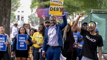 ARCHIVO - Un grupo de personas realiza una protesta en el Parque Lafayette frente a la Casa Blanca, en Washington, el viernes 30 de junio de 2023, luego que una Corte Suprema claramente dividida falló que el gobierno del presidente Joe rebasó su autoridad al tratar de cancelar o reducir las deudas estudiantiles para millones de estadounidenses. (AP Foto/Andrew Harnik, archivo)