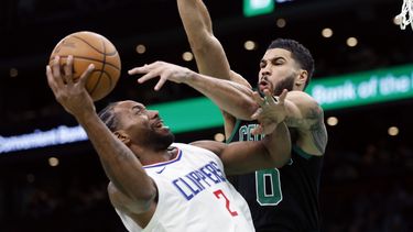Kawhi Leonard (2) de los Clippers de Los Ángeles lanza ante Jayson Tatum (0) de los Celtics de Boston, durante la primera mitad del juego de baloncesto de la NBA, el sábado 27 de enero de 2024, en Boston. (AP Foto/Michael Dwyer)