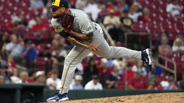 El dominicano Frankie Montás, abridor de los Cerveceros de Milwaukee, lanza durante el juego del martes 20 de agosto de 2024, ante los Cardenales de San Luis (AP Foto/Jeff Roberson)