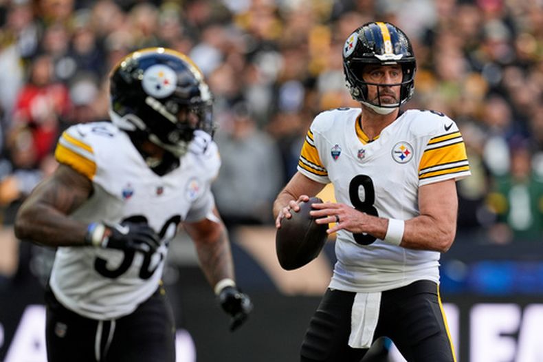 El quarterback de los Steelers de Pittsburgh Aaron Rodgers busca lanzar el balón en el encuentro de la NFL en París ante los Saints de Nueva Orleans el domingo 25 de octubre del 2026. (AP Foto/Steve Luciano)