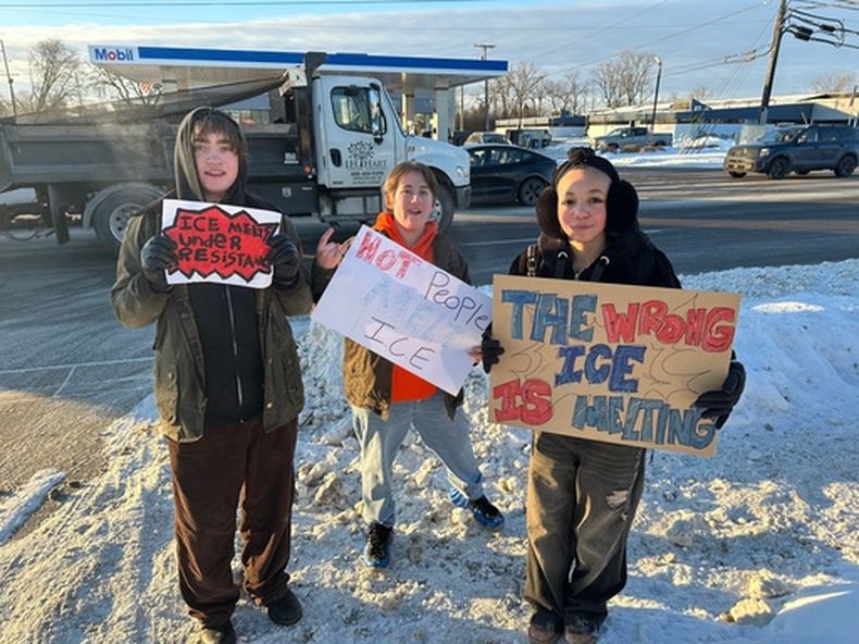De izq a der: Asher ODonnel, Ryan Maddox y Amari Perez-Wayner protestan contra las redadas migratorias en Groves High School, en Birmingham, Michigan, el 30 de enero del 2026. (AP foto/Corey R. Williams)