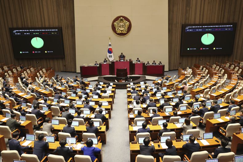 Legisladores surcoreanos aprueban un proyecto de ley para abrir investigaciones especiales al expresidente Yoon Suk Yeol por su breve declaración de la ley marcial en diciembre, en la Asamblea Nacional, en Seúl, el 5 de junio de 2025. (Park Dong-joo/Yonhap vía AP)