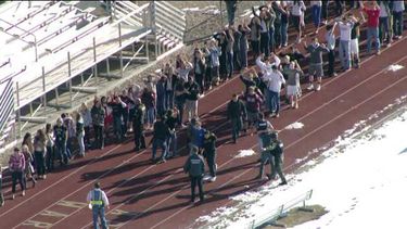 americateve | Se registró un tiroteo en una escuela secundaria en Colorado.  Al menos dos heridos se han reportado hasta el momento.