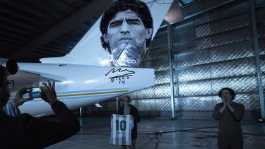 Avión Tango D10S” rinde homenaje a Maradona en el cielo
