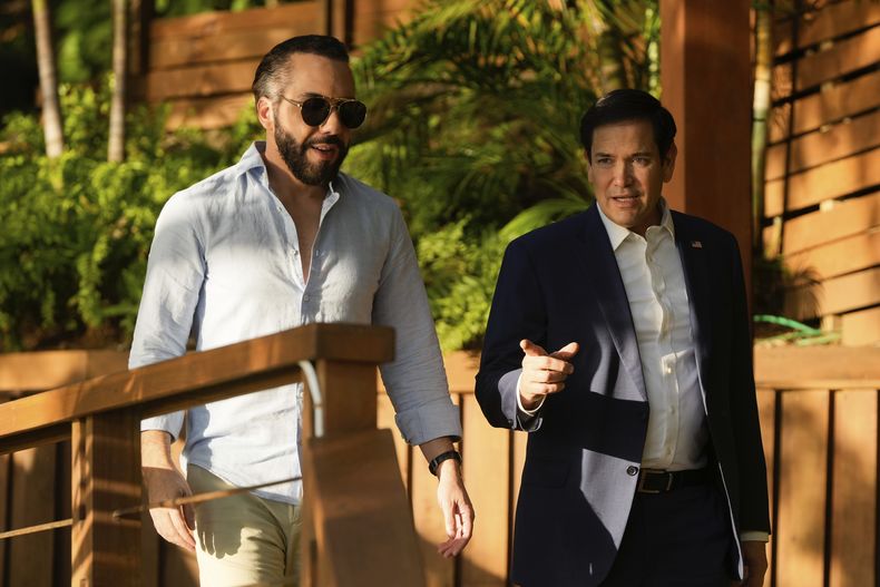 El secretario de Estado de EEUU, Marco Rubio, conversa con el presidente de El Salvador, Nayib Bukele, en su residencia en Lago Coatepeque, en El Salvador, el lunes 3 de febrero de 2025. (AP Foto/Mark Schiefelbein, Pool)