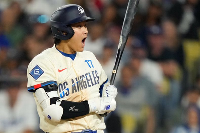 Shohei Ohtani, de los Dodgers de Los Ángeles, reacciona después de que un lanzamiento cayera en la tierra durante la séptima entrada de un partido de béisbol contra los Filis de Filadelfia, el sábado 30 de mayo de 2026, en Los Ángeles. (Foto AP/Mark J. Terrill)