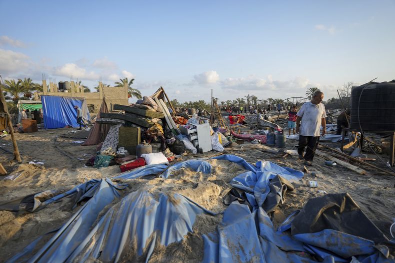 Palestinos observan la destrucción causada por un ataque israelí contra un atestado campo de refugiados palestinos, en Muwasi, Gaza, el 10 de septiembre de 2024. (AP Foto/Abdel Kareem Hana)
