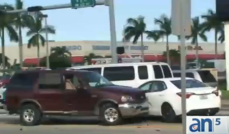 Un violento accidente en un a céntrica intersección de Hialeah ocurrió esta tarde.