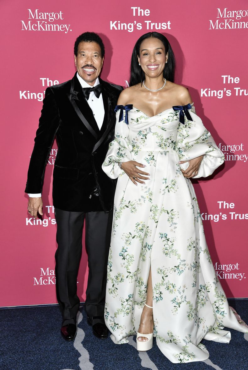 Lionel Richie, izquierda, y Lisa Parigi asisten a The Kings Trust Global Gala en Casa Cipriani el jueves 2 de mayo de 2024, en Nueva York. (Foto Evan Agostini/Invision/AP)