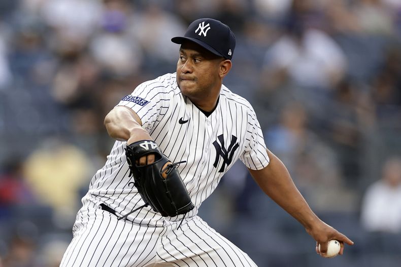 ARCHIVO - El dominicano Wandy Peralta, de los Yanquis de Nueva York, lanza en el juego del 9 de septiembre de 2023, ante los Cerveceros de Milwaukee (AP Foto/Adam Hunger, FGile)