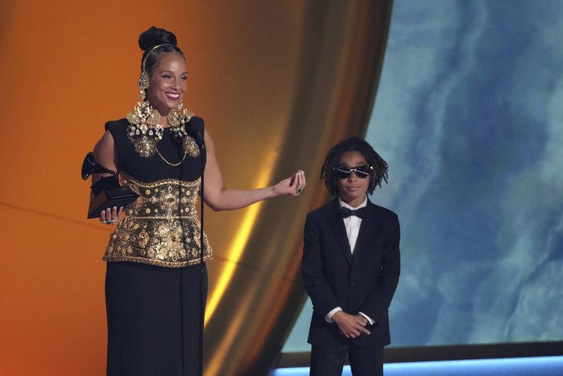 Alicia Keys acepta el premio Dr. Dre Global Impact durante la 67ª entrega anual de los premios Grammy el domingo 2 de febrero de 2025 en Los Ángeles. Génesis Ali Dean mira desde la derecha.(Foto AP/Chris Pizzello)