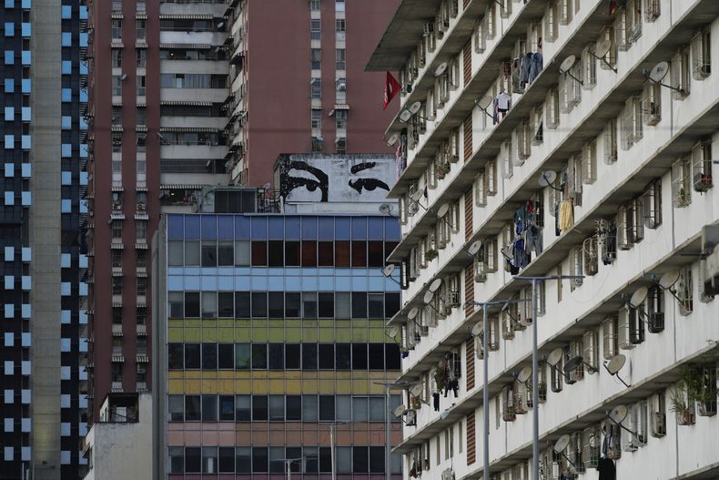 Un mural muestra los ojos de Chávez, un diseño basado en los ojos del fallecido presidente de Venezuela Hugo Chávez, en la azotea de un edificio en Caracas, Venezuela, el viernes 19 de julio de 2024. (AP Foto/Ariana Cubillos)