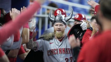 Jake Fraley de los Rojos de Cincinnati es felicitado por sus compañeros tras su jonrón con anotación de José Barrero y Curt Casali en la quinta entrada del juego ante los Marlins de Miami el sábado 13 de mayo del 2023. (AP Foto/Wilfredo Lee)