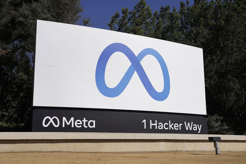 ARCHIVO - El logotipo de Meta en la sede de la compañía en Menlo Park, California, el 28 de octubre de 2021. (AP Foto/Tony Avelar, Archivo)