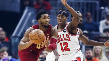 Mitchell anota 71 puntos; Cavs vencen a Bulls en alargue