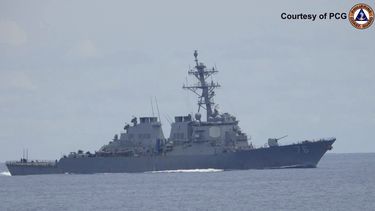 En la imagen, proporcionada por la Guardia Costera de Filipinas, el USS Higgins (DDG 76) de la Marina estadounidense realiza operaciones de libertad de navegación (FONOP, por sus siglas en inglés) en el mar de China Meridional el miércoles 13 de agosto de 2025. (Guardia Costera de Filipinas vía AP)