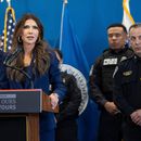 La secretaria de Seguridad Nacional de EEUU, Kristi Noem, habla durante una conferencia de prensa el jueves 8 de enero de 2026 en Nueva York. (AP Foto/Yuki Iwamura)
