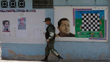 Opositores venezolanos eligen candidatos para parlamentarias