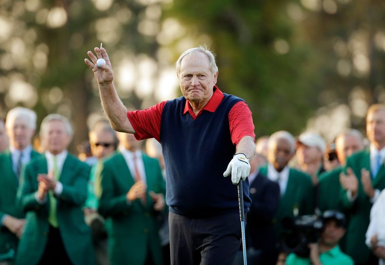 ARCHIVO - Jack Nicklaus saluda antes de hacer el primer golpe del Masters de Augusta, Georgia, el 9 de abril de 2015 (AP Foto/Matt Slocum, archivo)