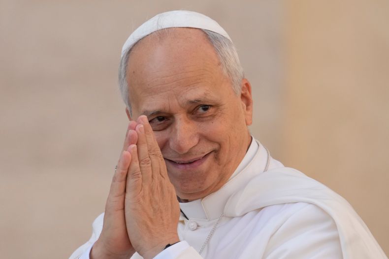 El papa León XIV hace un gesto a su llegada a su audiencia semanal, en la Plaza de San Pedro del Vaticano, el 1 de octubre de 2025. (AP Foto/Gregorio Borgia)