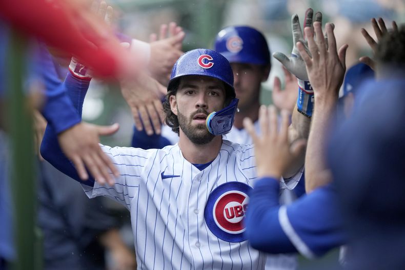 Dansby Swanson, de los Cachorros de Chicago, festeja en la cueva luego de conectar un jonrón de dos carreras en el encuentro del sábado 5 de agosto de 2023, ante los Bravos de Atlanta (AP Foto/Charles Rex Arbogast)