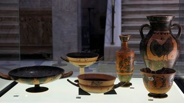 Antigüedades griegas que datan de los siglos VI y V a.C. se exhiben durante una ceremonia de repatriación en el Museo Arqueológico Nacional de Atenas, Grecia, el martes 13 de octubre de 2026, después de que Israel devolviera 22 artefactos extraídos ilegalmente de Grecia. (Foto AP/Thanassis Stavrakis)