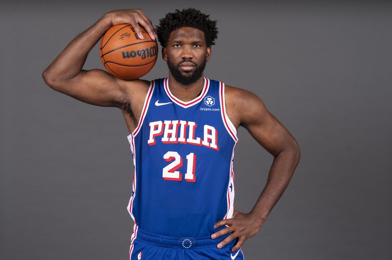 Joel Embiid de los 76er de Filadelfia posa para una foto durante el día de medios, el lunes 2 de octubre de 2023, en Camden, Nueva Jersey. (AP Foto/Chris Szagola)