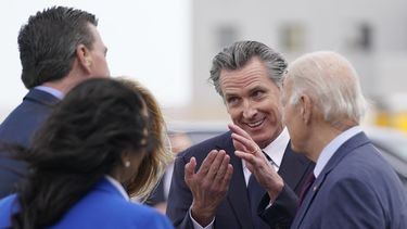 El presidente Joe Biden con el gobernador de California Gavin Newsom, la alcaldesa de San Francisco London Breed y el representante demócrata Kevin Mullin, en San Francisco el 14 de noviembre de 2023. (AP Foto/Evan Vucci)