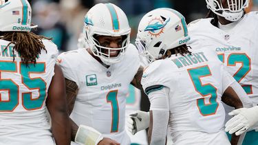 Tua Tagovailoa (1), quarterback de los Dolphins de Miami, reacciona durante el primer cuarto de un juego de fútbol americano de la NFL contra los Jets de Nueva York, el domingo 7 de diciembre de 2025, en East Rutherford, Nueva Jersey. (AP Photo/Adam Hunger)