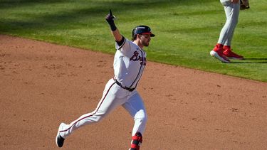 Austin Riley de los Bravos de Atlanta celebra su jonrón de tres carreras en la octava entrada del primer juego de la serie de comodines ante los Filis de Filadelfia el martes 29 de septiembre del 2026. (AP Foto/Mike Stewart)