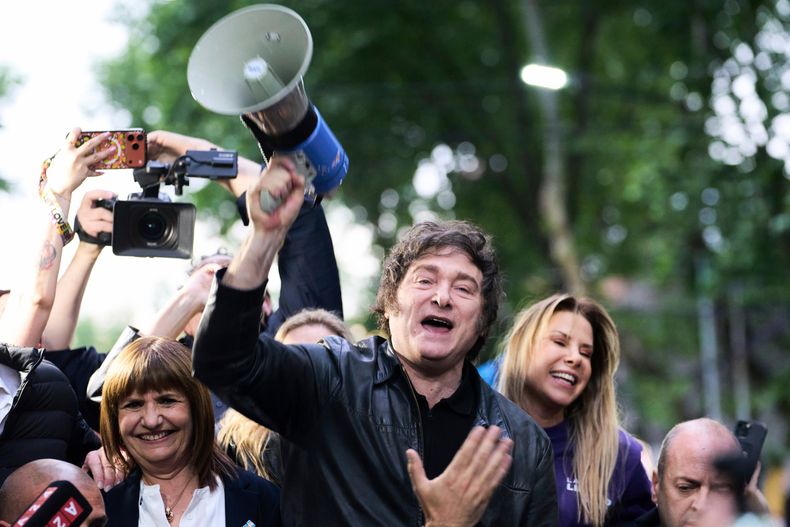 El presidente Javier Milei sostiene un megáfono mientras dirige un mitin de campaña antes de las elecciones legislativas nacionales en Tres de Febrero, provincia de Buenos Aires, Argentina, el viernes 17 de octubre de 2025. (AP Foto/Rodrigo Abd)